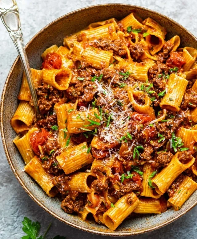 Beef Pasta in Tomato Sauce {Beef Ragu Pasta}